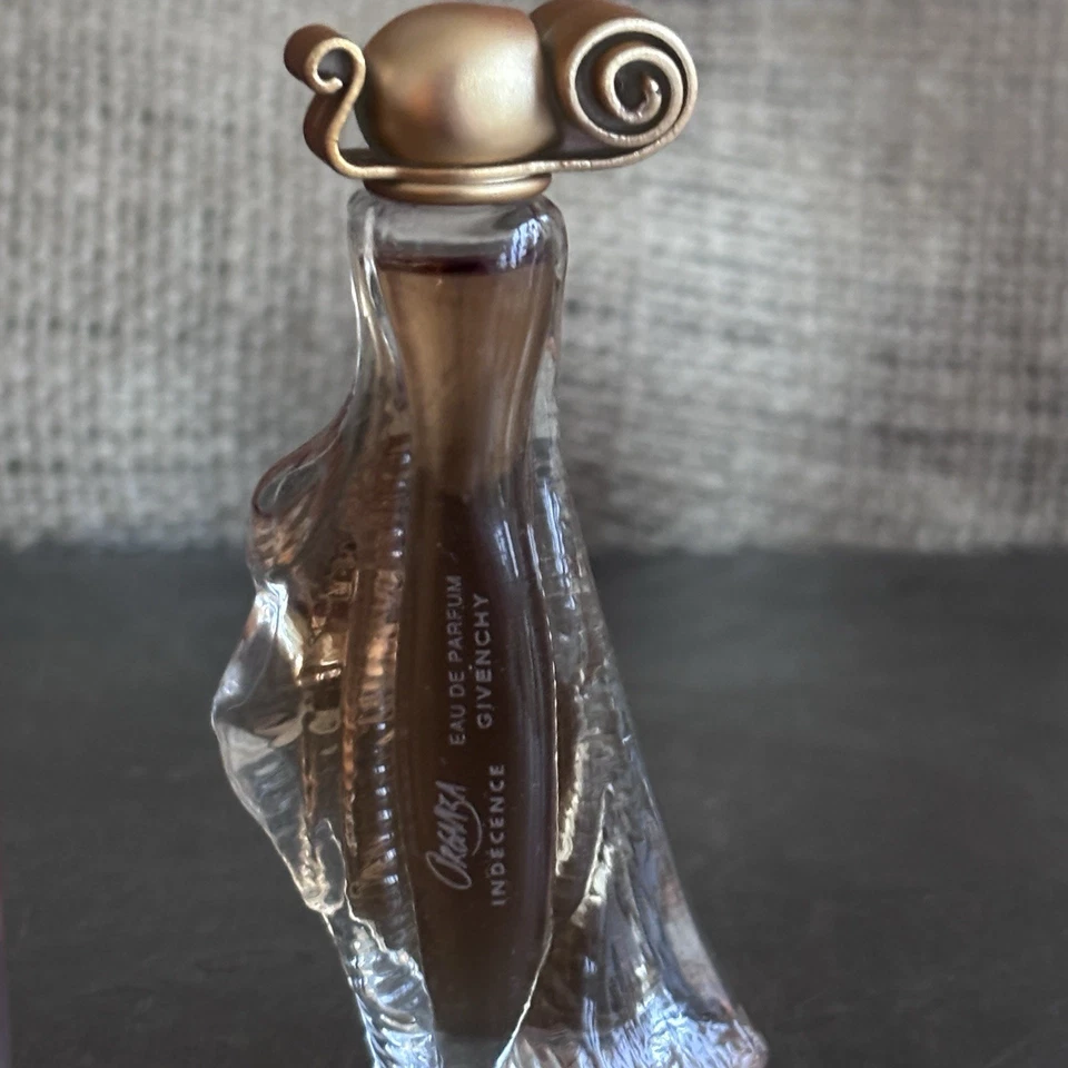 Hot Couture Collection Eau de Parfum Spray 0.5 fl oz y 2 Minis de Viaje Givenchy Foto 3 de 4