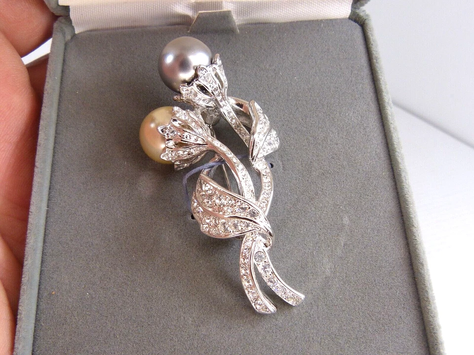 Broche Flor Estrás Doble Perla Nolan Miller De Colección con Caja Foto 4 de 4
