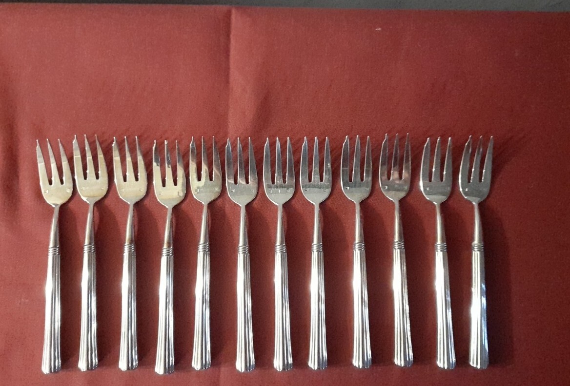 Suite de 12 fourchettes à huitres en argent massif Art Déco