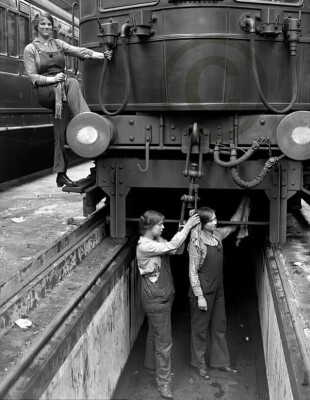 Engine Cleaner Women' South Western London UK   1917 Reprint from its Scan 8X11