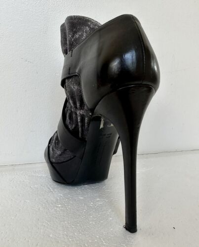Vera Wang Lavender Greta Bootie Black/ Gunmetal Sz 7 EUC - Picture 4 of 7