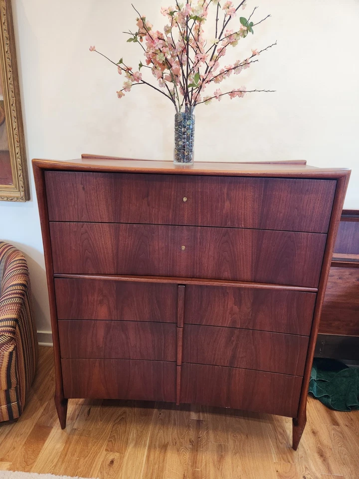 Hermoso juego de dormitorio moderno vintage de mediados de siglo Foto 4 de 4