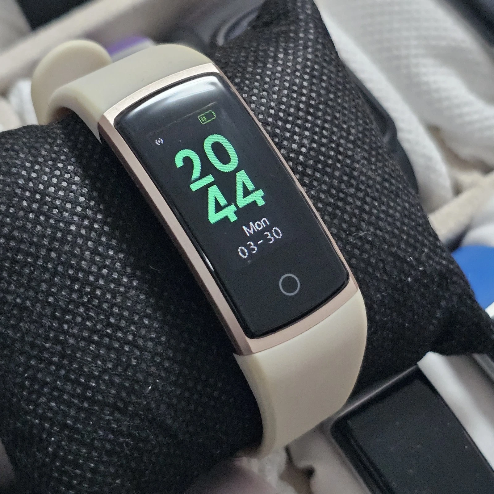 Beige Fitness Watch with Heart Rate Monitor, Sleep Monitor and Smart Functions byHuriye
Opens in a n