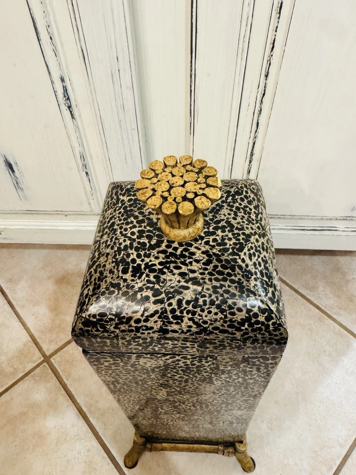 Tarro decorativo alto Maitland Smith bote negro/beige soporte de bambú Foto 3 de 4