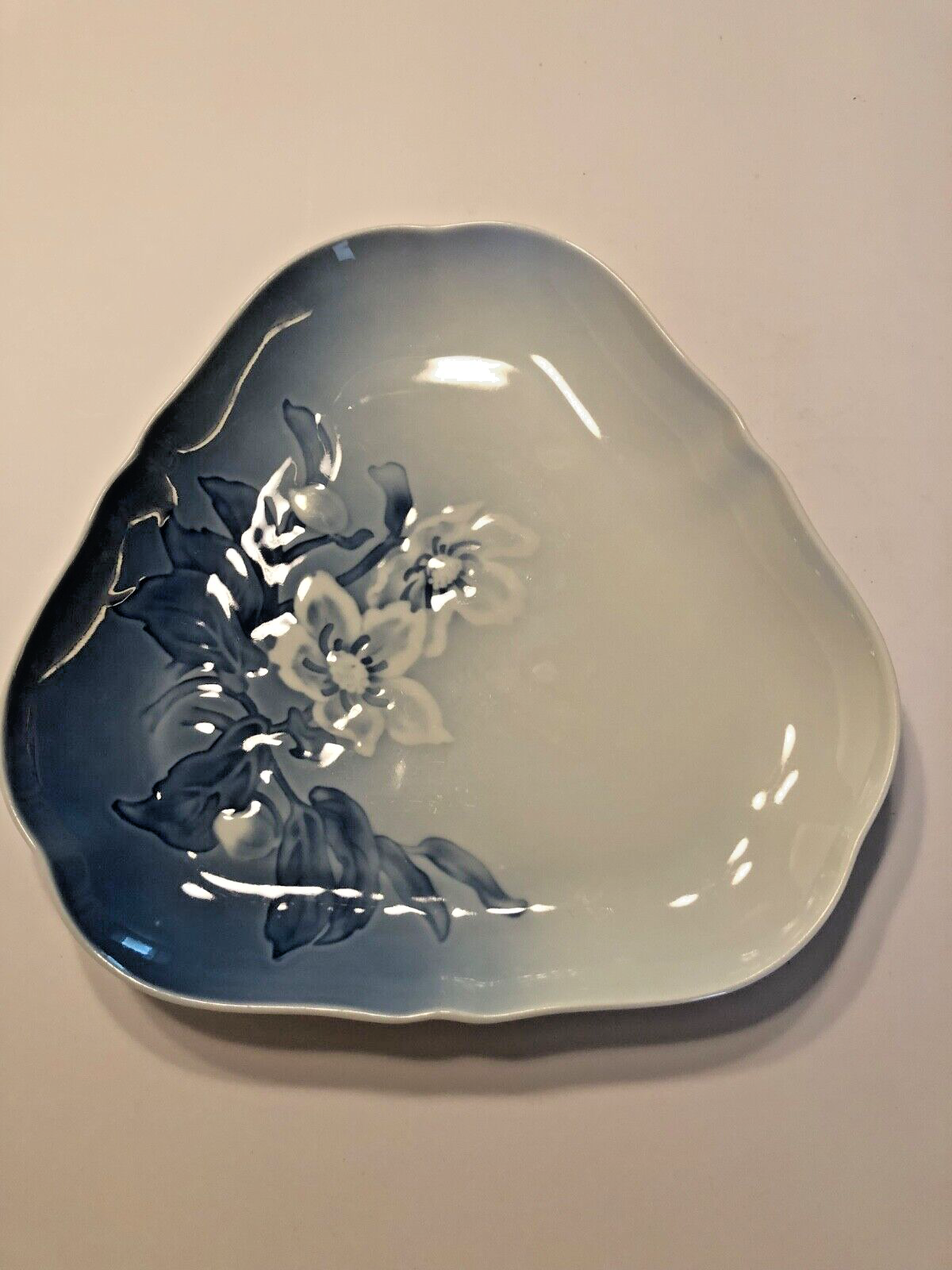 BING & GRONDAHL Denmark CHRISTMAS ROSE Triangle 9