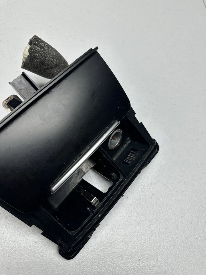 Cenicero delantero AUDI S4 A4 A5 S5 SQ5 B8 2009-2016 montaje de bandeja de ceniza OEM 8K0857951C Foto 3 de 4