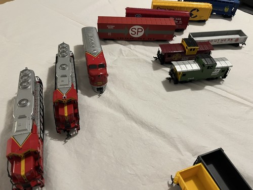 HO Scale Train Lot of 12 incl 3 Santa Fe Locomotives and 9 Cars
