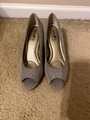 New Coach and Four Quillan Open Peep Toe Heel Silver Sparkle Size 7