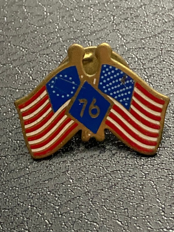 Vintage 1776–1976 Bicentennial American Flag Lapel Pin – Crossed Flags ’76 Patri