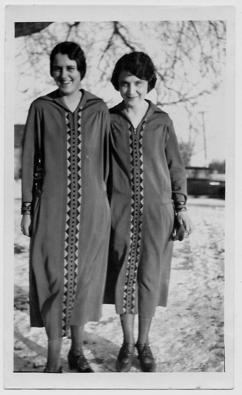 OLD PHOTO WOMEN WEARING MATCHING DRESSES  1920S