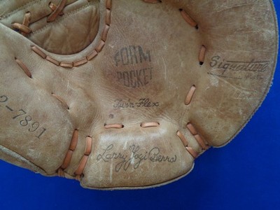 Larry Yogi Berra mitt glove Spalding model 42-7891 New York