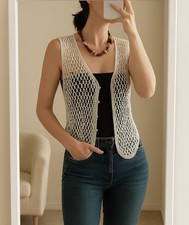 Handgehäkelte Weste mit Perlendetails – Boho Chic