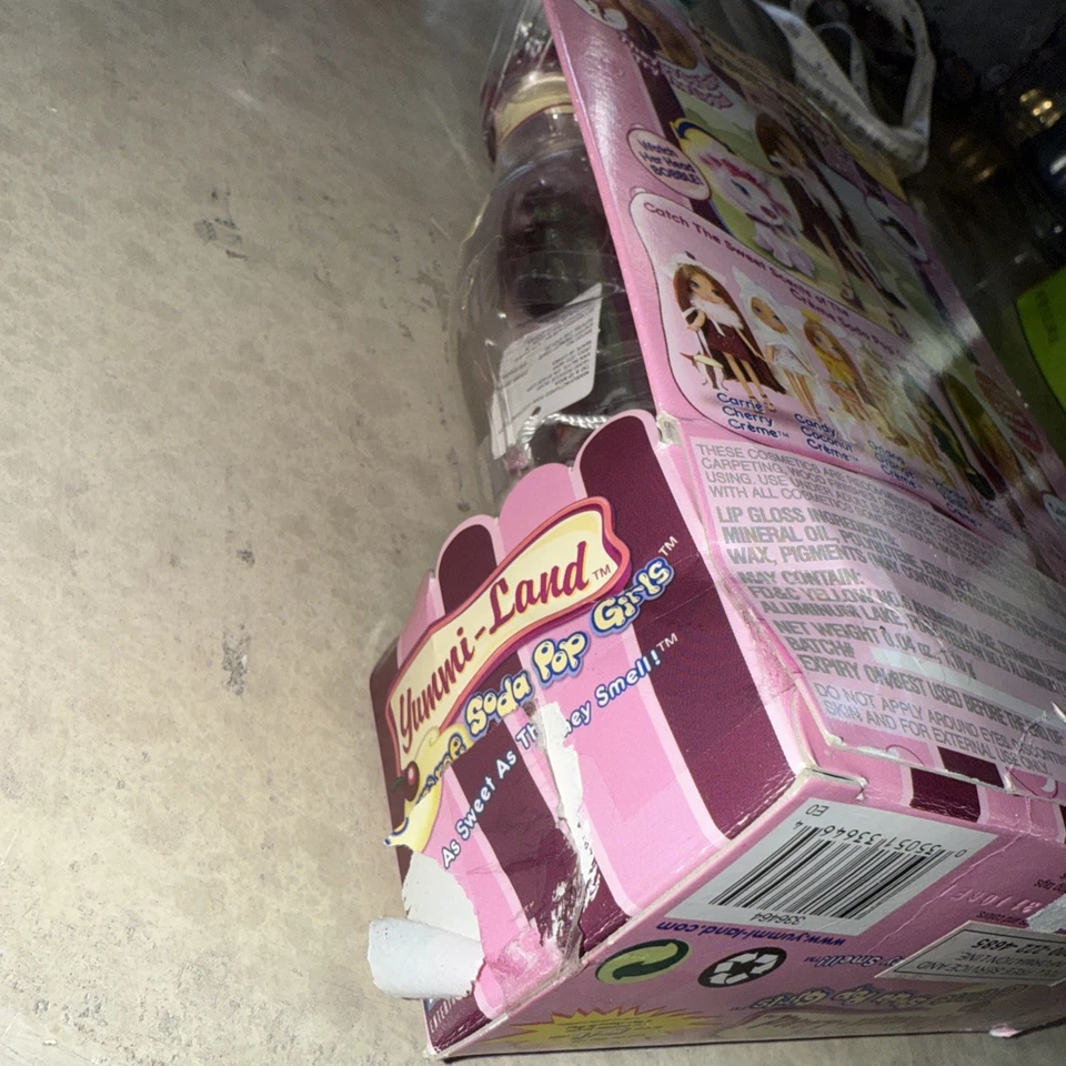 Nova Boneca MGA Yummi-Land Crème Soda Pop Girls CARRIE CHERRY BETSY BUBBLEGUM BUNNY - Imagem 3 de 4