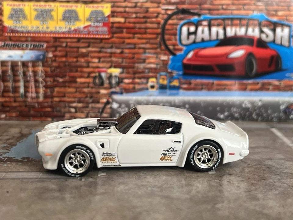 Pontiac Firebird Legends Tour 2021 Hot Wheels 1970 blanco con rueda cromada intercambiada Foto 3 de 3