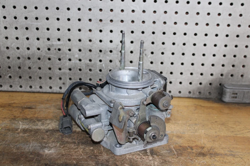 1990 Nissan D21 Hardbody Pickup 2.4L Throttle Body Assembly MT manual Foto 3 de 4