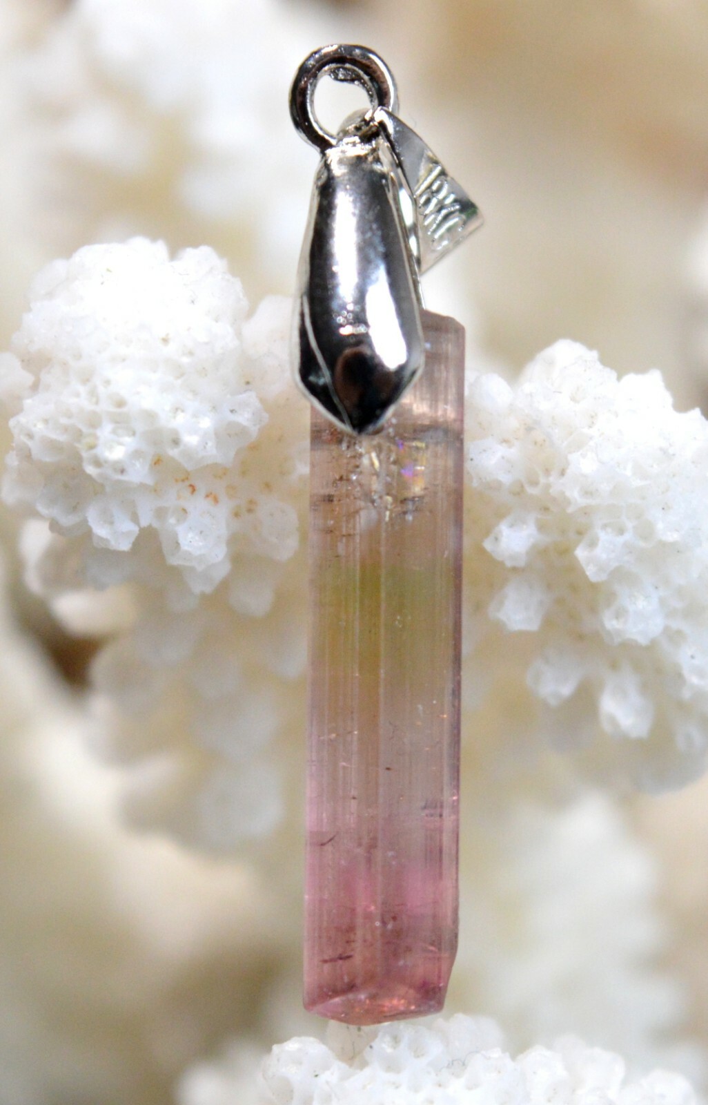 Pendentif pierre naturelle en tourmaline bi-color pour illuminer vos tenues de soirée