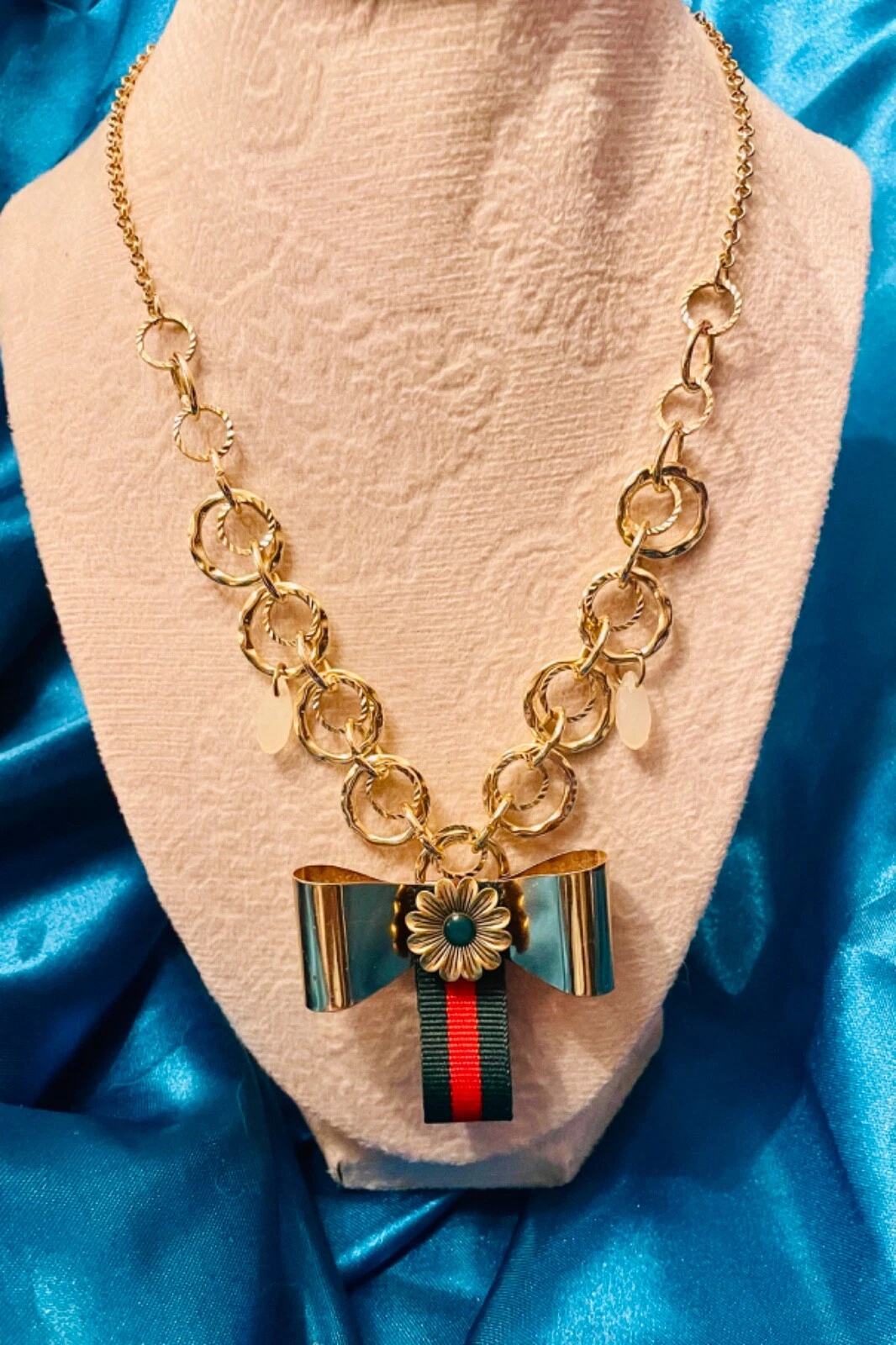 Incroyable et rare collier lien Gucci Bow réutilisé marguerite vert et rouge cercle Web