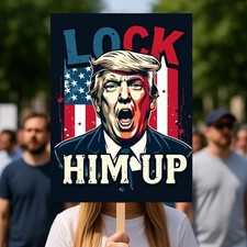 Poster di protesta Lock Him Up, stampa politica anti Trump, muro resistenza democrazia
