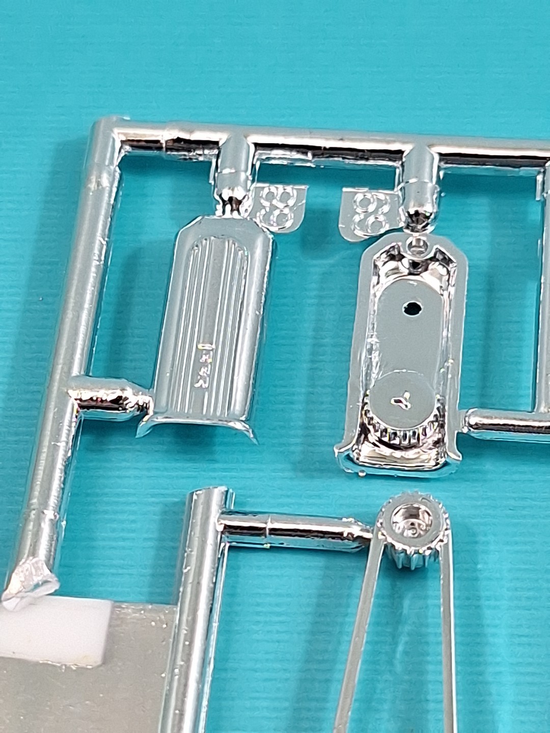 Revell AMT Ertl Monogram MPC 1/24 1970 Chevelle SS 454 High Rise Engine Parts 