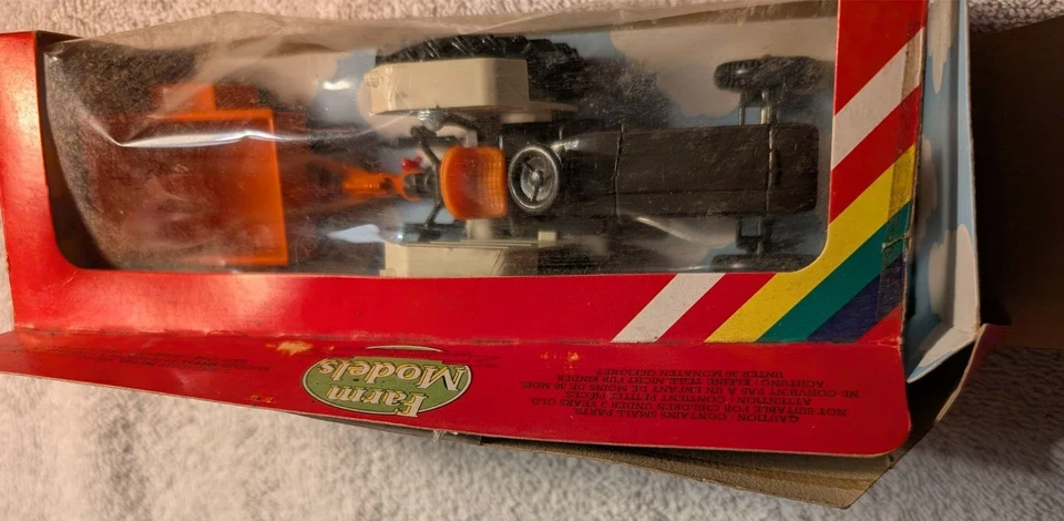 NEW Britains Farm Models Tractor & Mini Trailer 1:32 9431 - Image 4 of 4