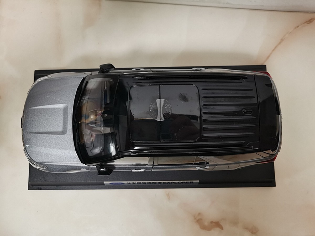 1/18 Scale Ford Explorer 6th Generation SUV 2023 Grey