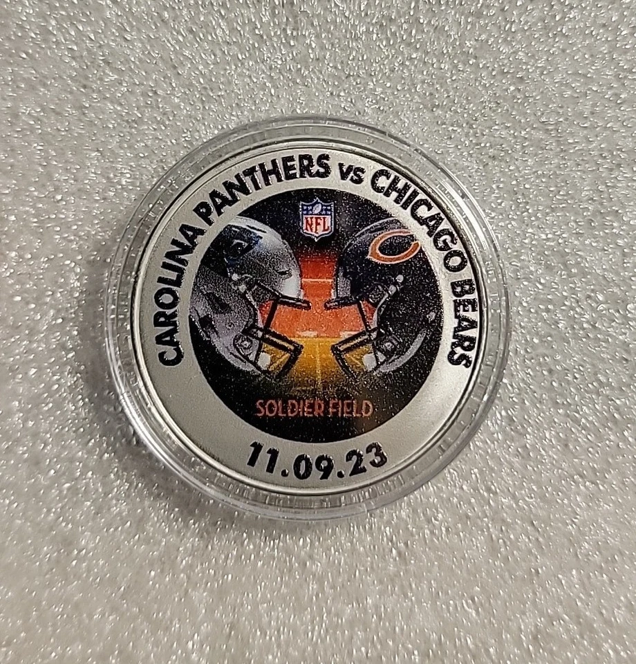 Moneda del día del juego cascos de duelo 2023 Carolina Panthers VS Chicago Bears 9/11/23 Foto 2 de 3