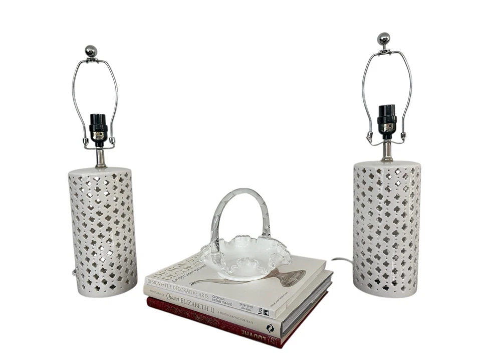 Par de lámparas de mesa de celosía de cerámica blanca con cortinas de tambor rosa modernas costeras Foto 2 de 4