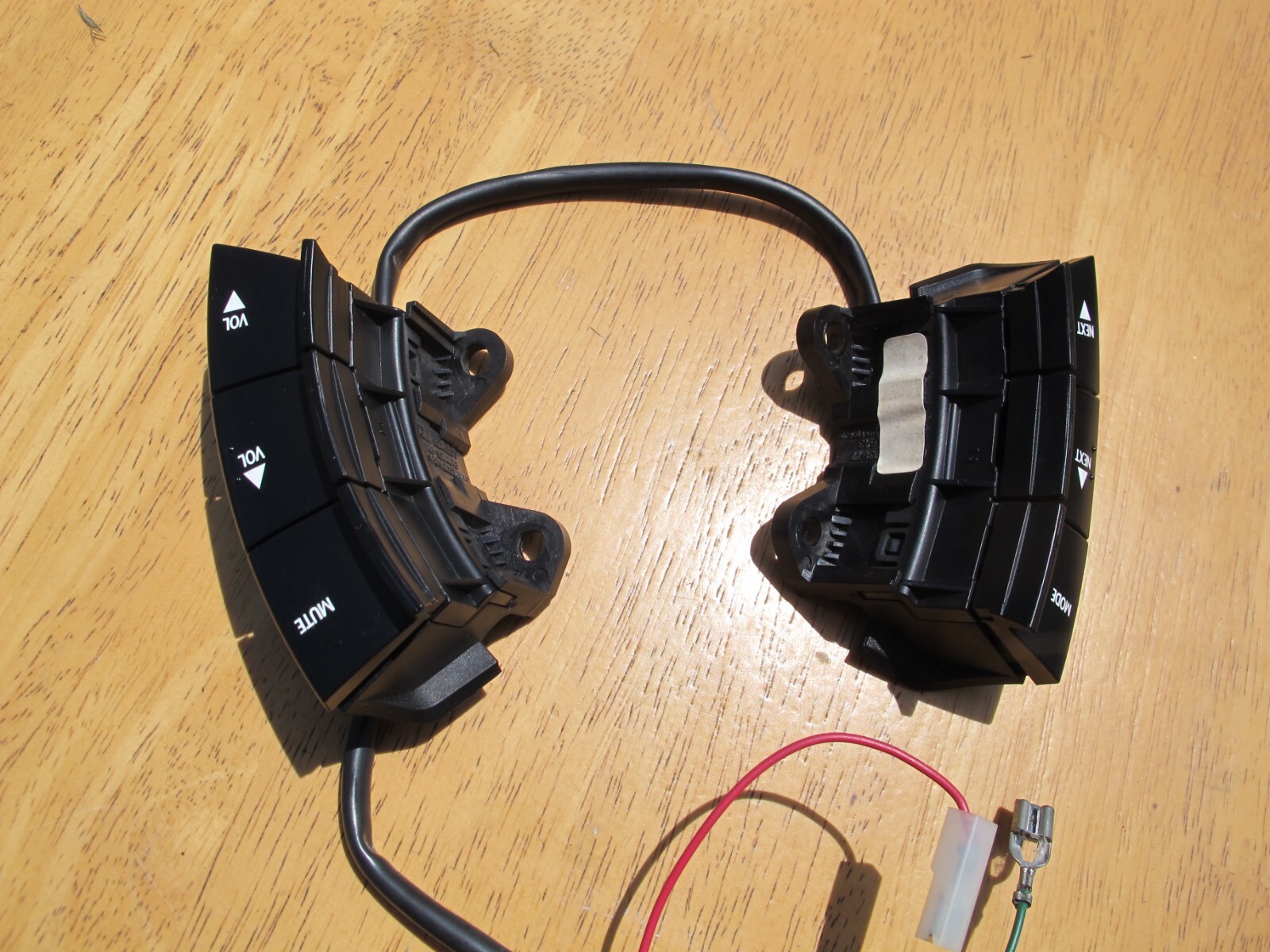 VZ SS HOLDEN COMMODORE STEERING WHEEL RADIO CONTROLS BLACK GENUINE GM