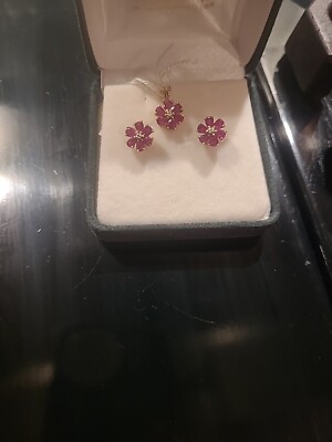 Rubin und Diamant Ohrstecker und passender Anhänger