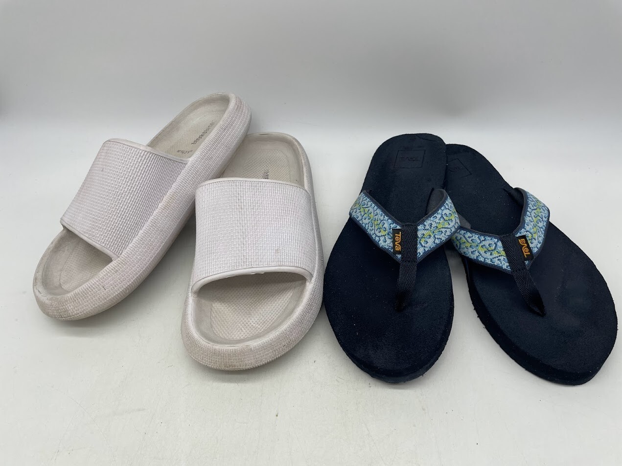 Lotto di 2 Sandali da donna perizoma taglia 9: Teva e Cushionaire