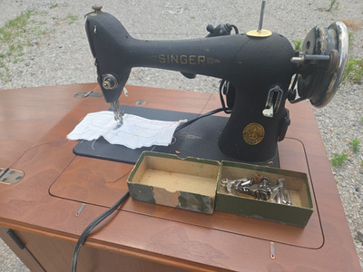 SINGER SEWING MACHINE MODEL 66 CRINKLE FINISH WITH 121899 KIT READ DESCRIPTION