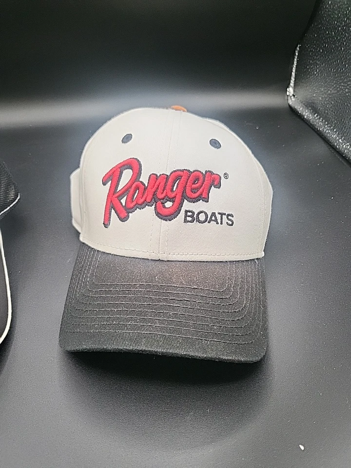 2 sombreros de barco Ranger vintage con costuras blancas, negras y rojas. Manchas menores Foto 2 de 4