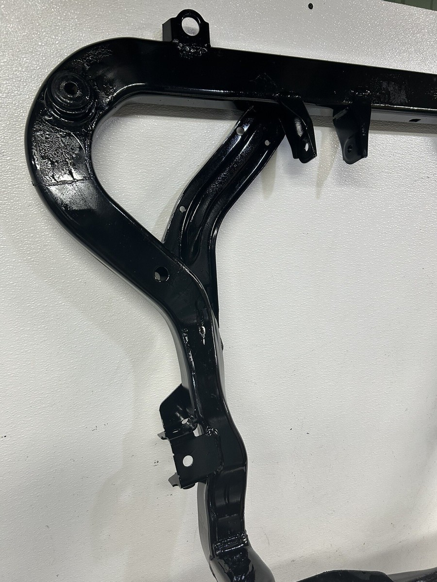 2003-2005 Saturn L AT front suspension crossmember sub frame