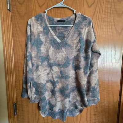 Nally & Millie lightweight sweater w/ long sleeves & v neck M