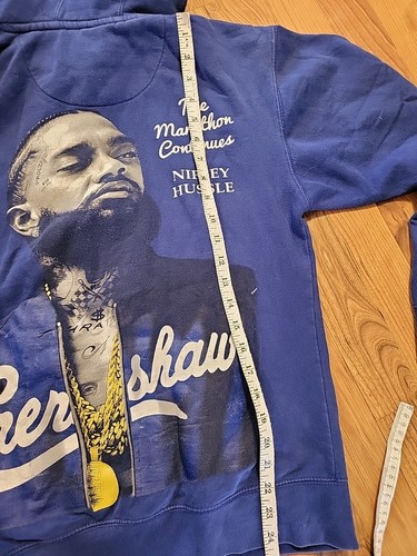 Sudadera con Capucha The Marathon Man Nipsey Hussle Pequeña LS Azul, Blanco Fuente Grande Gráfico - Imagen 5 de 6