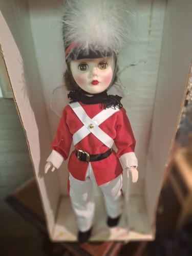 Effanbee "Parade Of the Wooden Soldiers" Female British SOLDIER DOLL, NIB, Tags - Picture 10 of 14