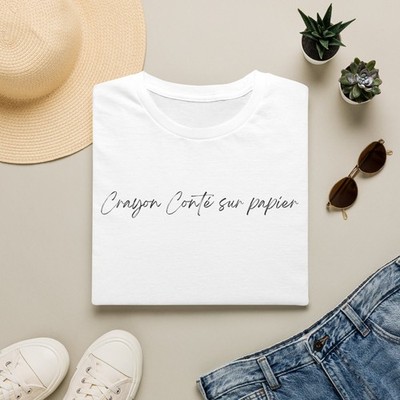 Crayon Conte sur papier T-Shirt | French Script Minimalist Tee