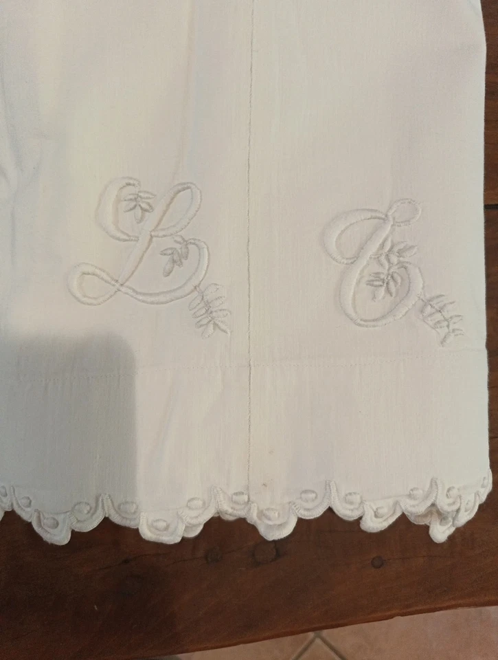  Drap Ancien brodé  - Mono L J - Photo 2/2