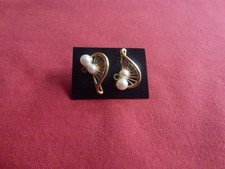 BOUCLES D'OREILLES PLAQUE OR DEUX PERLES UNE PIERRE NEUF