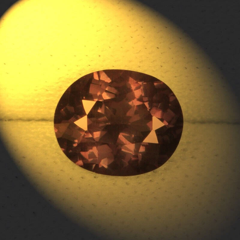 1.55 ct SHIMMERING NATURAL COLOR CHANGE GARNET - Oval GEMSTONE - See Vdo ON - Image 2 of 2