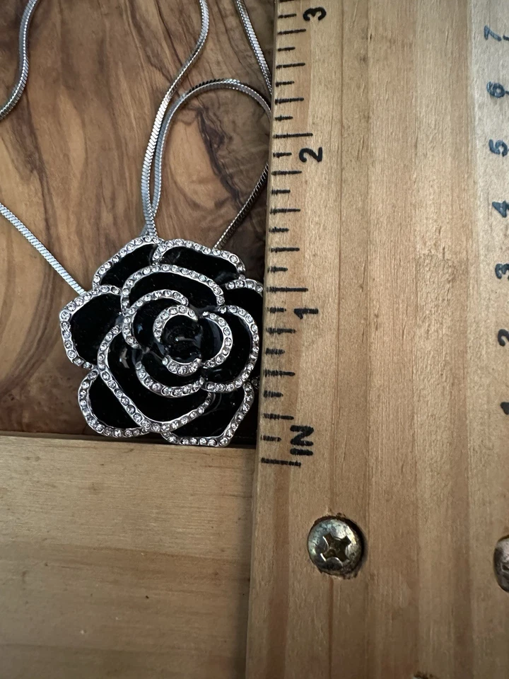 Collar Largo SOHI Negro Estrás Tono Rosa Plata Lariat Foto 2 de 4