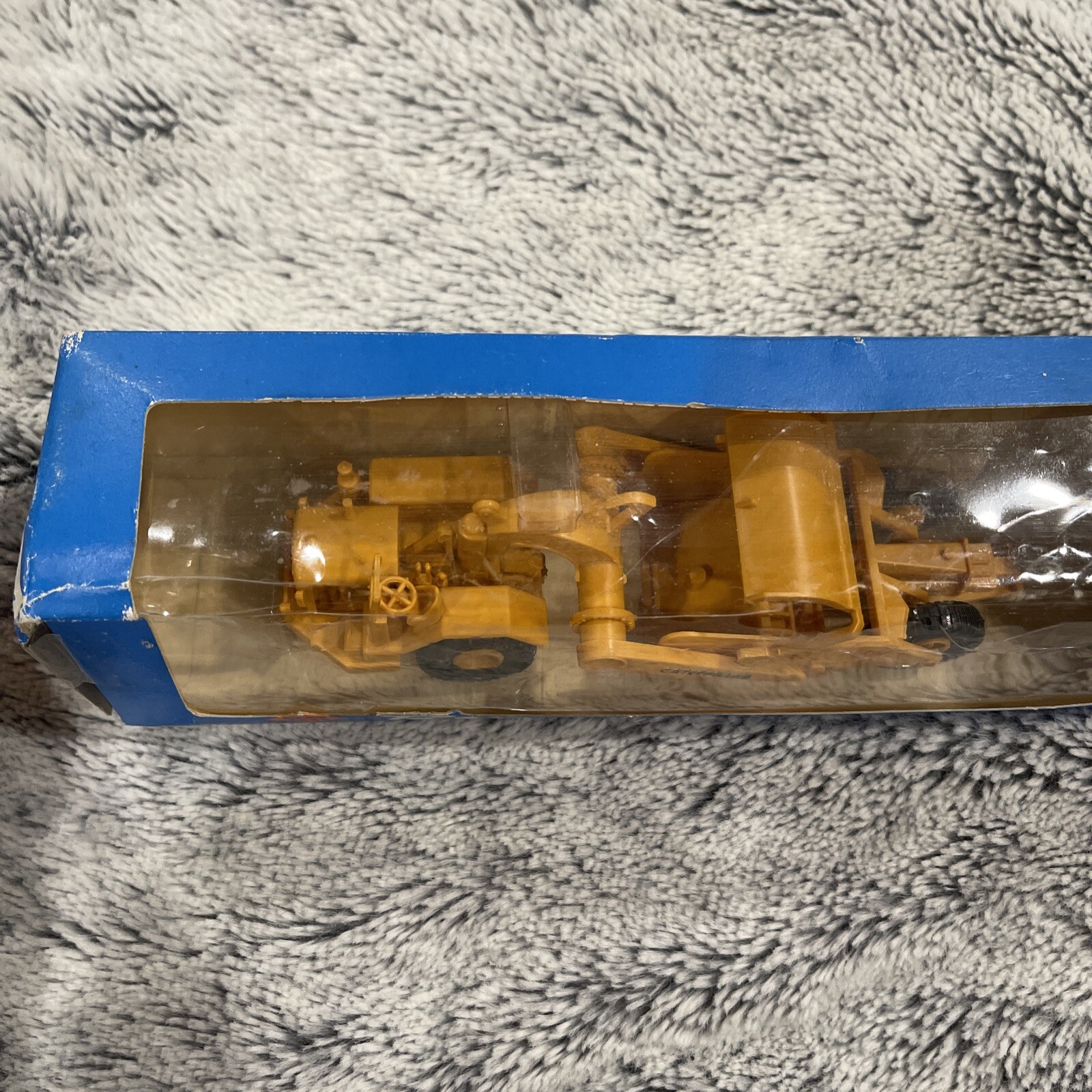 Roco/Umex Caterpillar DW20 Tractor with No.20 Tow Scraper/Dolly HO 1404. NIB.