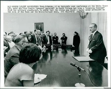 1968 Pres Lyndon Johnson At Impromptu News Conference Politics Wirephoto 8X10
