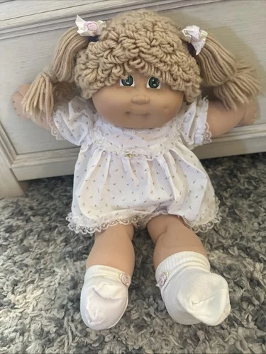 New ListingCabbagepatch Kids Vintage Tan Hair Green Eyes