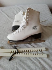 CCM PIROUETTE White Figure Ice Skates Women's Size 7 Pre-owned