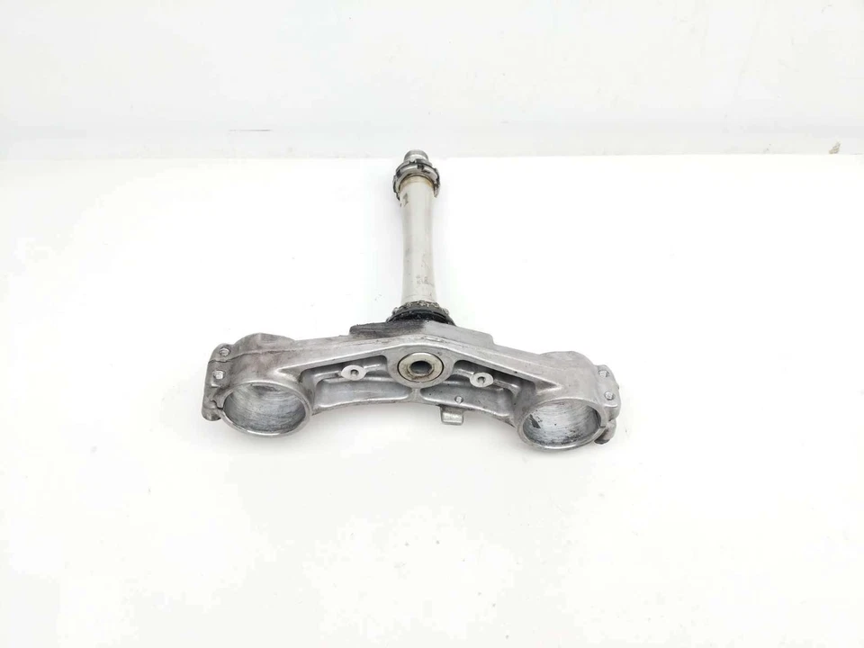 01 02 Abrazadera de árbol de dirección triple inferior inferior inferior Suzuki GSXR1000 Foto 2 de 4