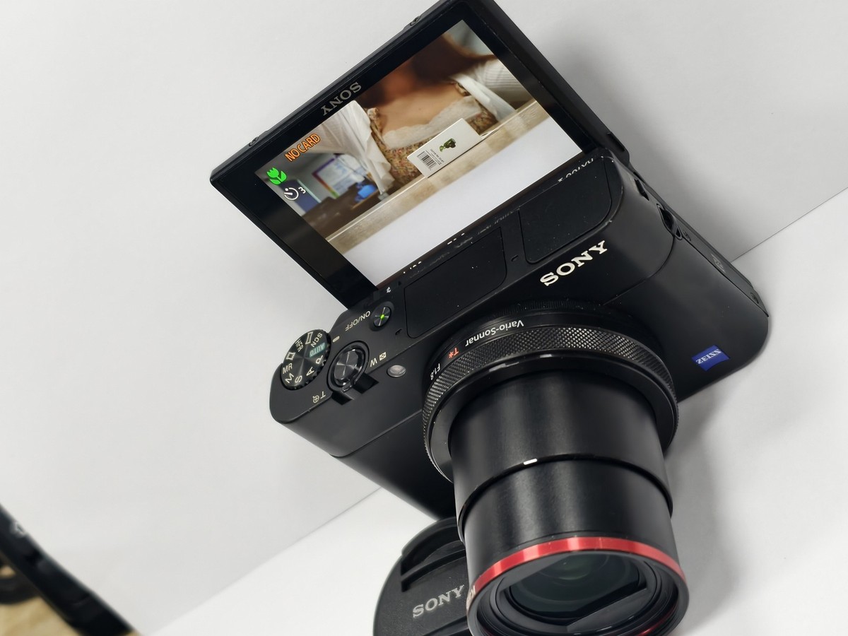 Sony Cyber-shot RX100 V RX100M5 Digital Camera 20.1MP w/Flip