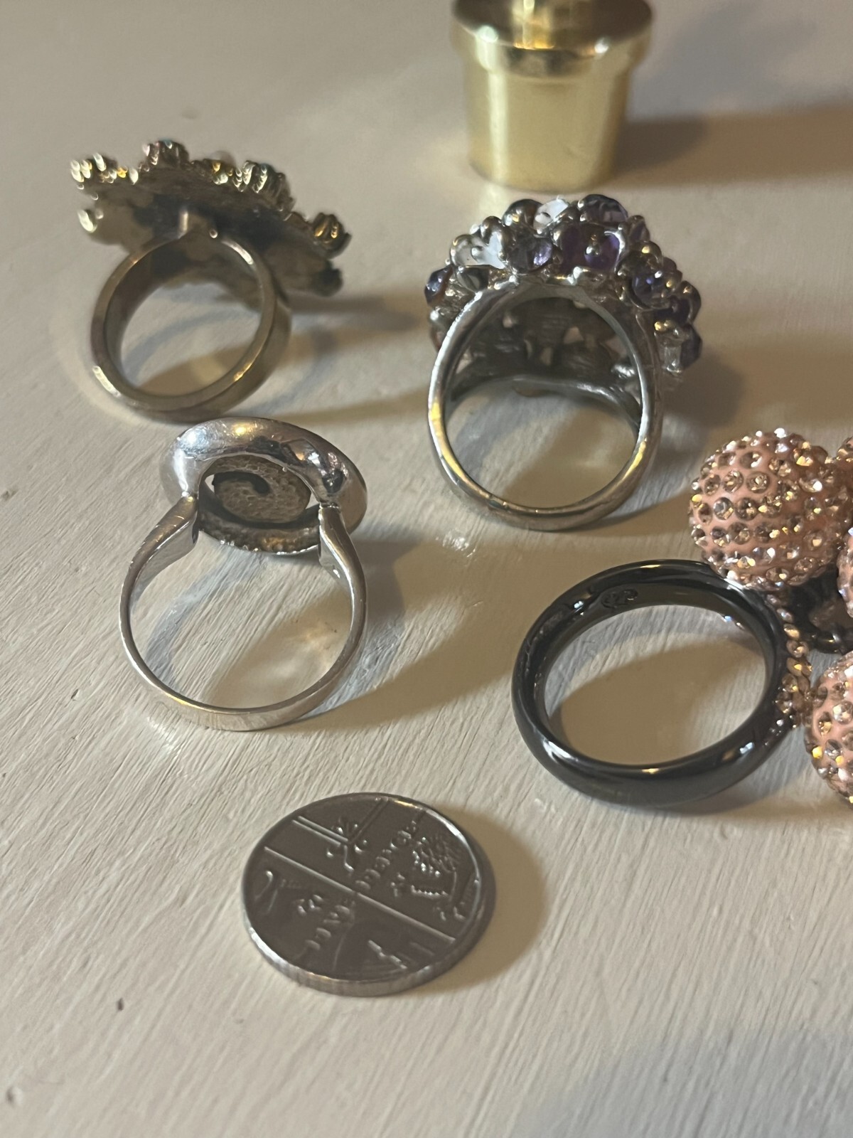 Costume jewellery job lot 4 rings with ring stand 925 silver/purple