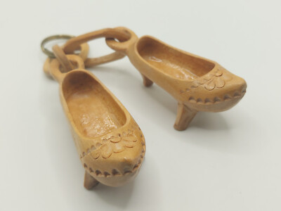 Vintage handgeschnitzte rustikale spanische kantabrische Albarcas Schuhe Schlüsselanhänger A