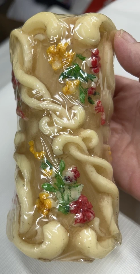 Vela pilar rosas rojas de 6 1/2 pulgadas de alto vintage Eika Candle nueva en caja Foto 3 de 4